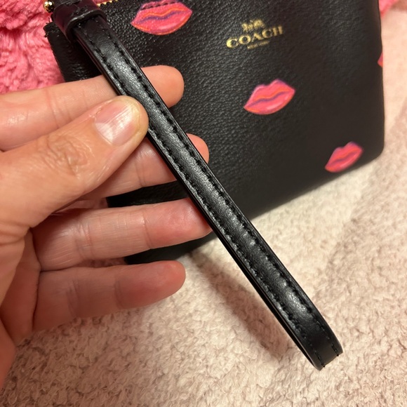 NEW Coach Corner Zip Wristlet  Black/LM Multi LIPS PRINT - Picture 6 of 12